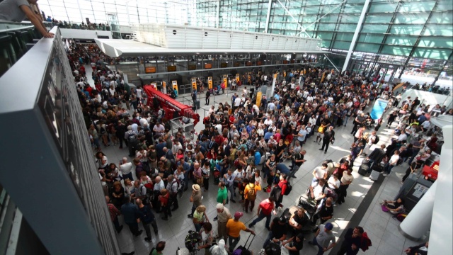 Τουλάχιστον 6.500 επιβάτες επηρεάστηκαν από το κλείσιμο του αεροδρομίου στο Μόναχο - Εντοπίσαμε 2 drones, λένε οι αρχές