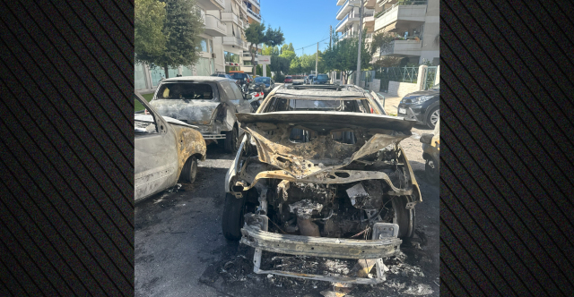 Φωτιά σε τέσσερα ΙΧ στον Άλιμο – Καταστράφηκαν ολοσχερώς τα τρία, σοβαρές ζημιές στο τέταρτο