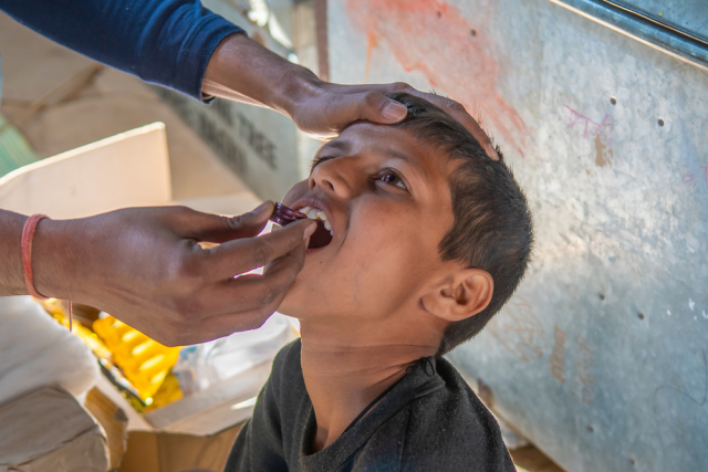 Ινδία: Έρευνα εις βάρος της παρασκευάστριας εταιρείας σιροπιού για τον βήχα που συνδέεται με τους θανάτους 10 παιδιών