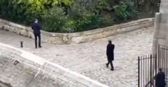 Μας πήρε το ποτάμι: Σε αδιέξοδο ο Μακρόν, βγήκε βόλτα στον Σηκουάνα μετά την παραίτηση Λεκορνί - Δείτε βίντεο