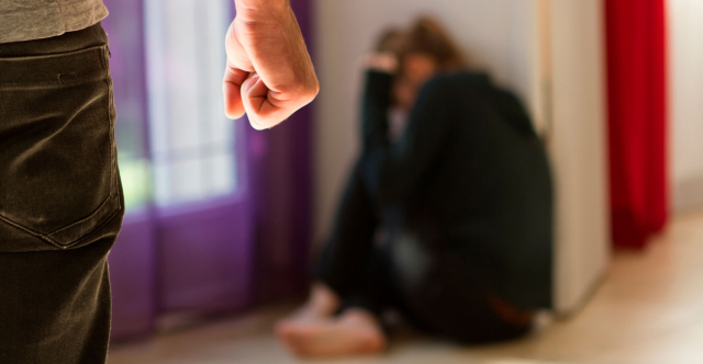 Εφιάλτης για μητέρα και κόρη στη Θεσσαλονίκη: Ο σύζυγος και πατέρας τις απείλησε ότι θα τις βγάλει στην «πιάτσα» αλλιώς θα τις σκότωνε