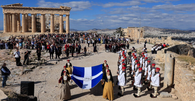 81 χρόνια από την απελευθέρωση της Αθήνας στις 12 Οκτωβρίου 1944 - Η έπαρση της σημαίας στην Ακρόπολη παρουσία Τασούλα, το μήνυμα Δένδια