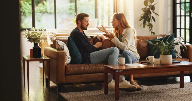 Situationship – Γιατί κολλάμε σε «περίπου σχέσεις» που δεν μας αρέσουν