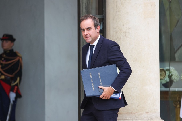 Ο Γάλλος πρωθυπουργός αποκλείει μειώσεις φόρων στα καύσιμα, εκτιμά ότι ο πόλεμος στη Μέση Ανατολή θα συνεχιστεί