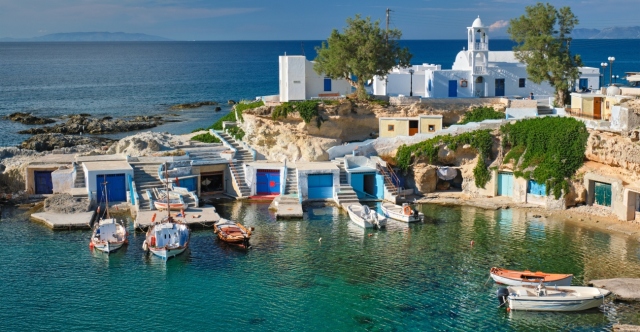 Φρένο στα Airbnb για τα «σύρματα» της Μήλου - Κηρύχθηκαν διατηρητέα