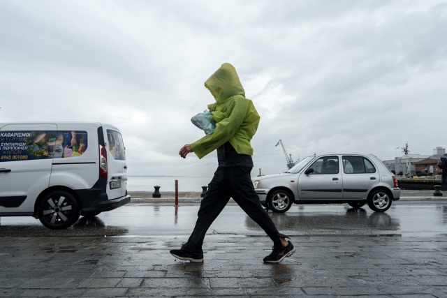 Καιρός: Βελτιώνεται από το βράδυ - Νέα κύματα κακοκαιρίας την Κυριακή και την Τετάρτη