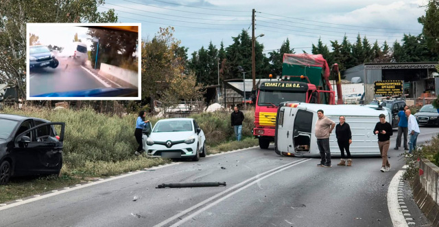 Η στιγμή της καραμπόλας στη Θεσσαλονίκη - Βαν πέφτει σε αμάξι που πετάγεται στο παρμπρίζ άλλου οχήματος