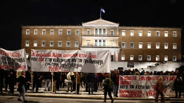 Συγκέντρωση διαμαρτυρίας στο Σύνταγμα για τον Άγνωστο Στρατιώτη, δείτε φωτογραφίες και βίντεο