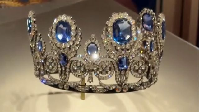 Το «προφητικό» βίντεο Ελληνίδας με τα βασιλικά κοσμήματα στο μουσείο του Λούβρου: Θα μας το πάρουν, κοιτάνε και άλλοι