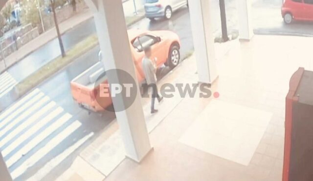 Φοινικούντα: Βίντεο δείχνει τον 22χρονο έξω από τα ΚΤΕΛ Καλαμάτας μετά το φονικό - Είχε υποστηρίξει ότι διέφυγε κολυμπώντας