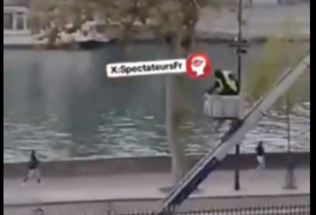 «Φεύγουν, ήρθε η αστυνομία» - Βίντεο που αναπαράγει η Parisien δείχνει τους φερόμενους δράστες της ληστείας στο Λούβρο να το σκάνε με γερανό