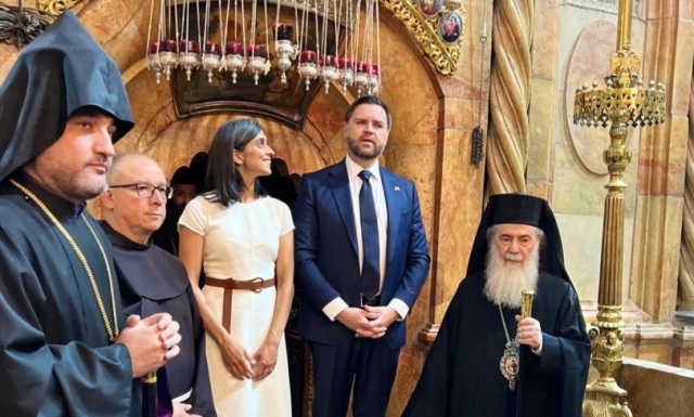 Τον Τζέι Ντι Βανς και τη σύζυγό του υποδέχτηκε &omic