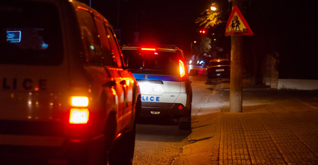 ΕΞΙ ΣΥΛΛΗΨΕΙΣ ΓΙΑ ΤΗΝ ΑΙΜΑΤΗΡΗ ΣΥΜΠΛΟΚΗ ΕΞΩ ΑΠΟ ΜΠΑΡ ΣΤΟ ΜΟΥΖΑΚΙ - ΠΗΡΑΝ ΕΞΙΤΗΡΙΟ ΟΙ ΤΡΕΙΣ ΤΡΑΥΜΑΤΙΕΣ