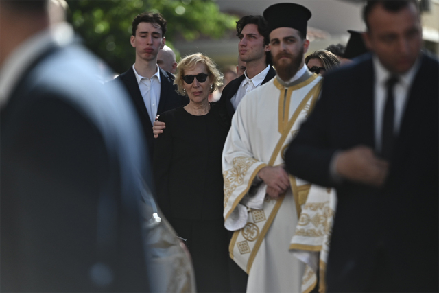 Συντετριμμένη η σύζυγος του Σαββόπουλου, Άσπα με τα παιδιά και τα εγγόνια τους στην εξόδιο ακολουθία - Βίντεο και φωτογραφίες