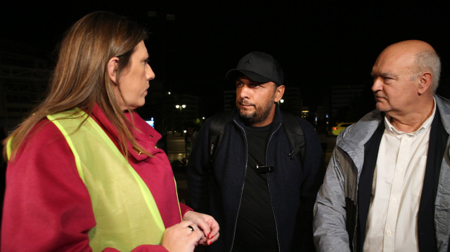 Με σκούπα και φαράσι Κωνσταντοπούλου και Ρούτσι καθάρισαν το Μνημείο του Αγνώστου Στρατιώτη – Δείτε βίντεο και φωτογραφίες