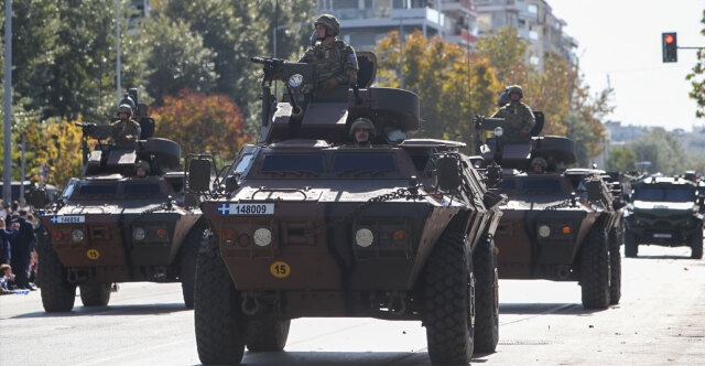 28η Οκτωβρίου: Εντυπωσίασαν τα νέα όπλα, έκοψαν την ανάσα οι ελιγμοί του F-16 στην παρέλαση της Θεσσαλονίκης