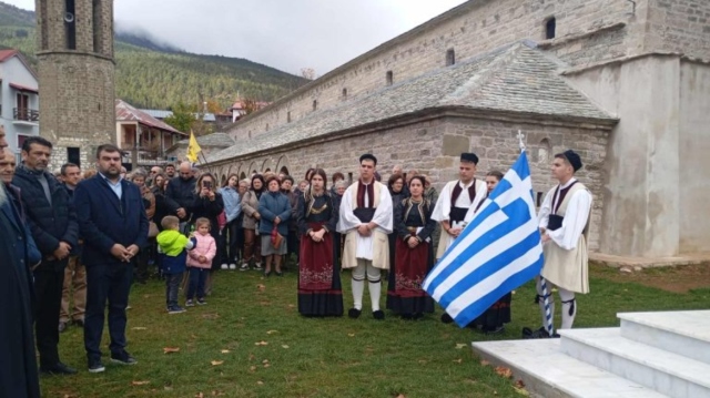 Συγκίνηση στην παρέλαση στη Σαμαρίνα, το υψηλότερο χωριό στην Ελλάδα - Τιμήθηκε η «Γυναίκα της Πίνδου»