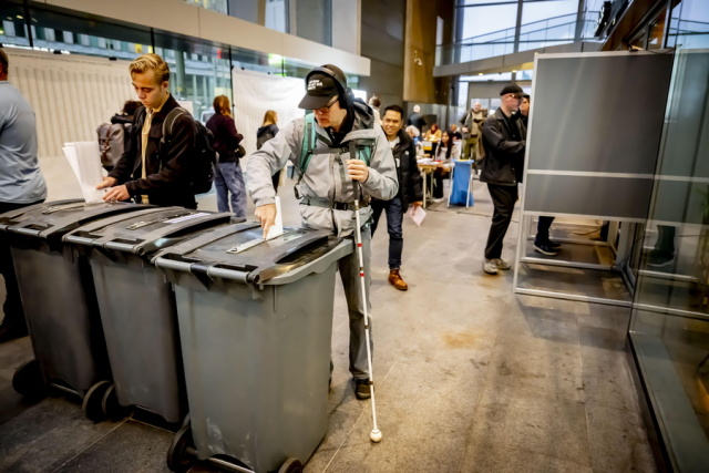 Οι Ολλανδοί στις κάλπες για τις τρίτες βουλευτικές εκλογές μέσα σε λιγότερο από πέντε χρόνια