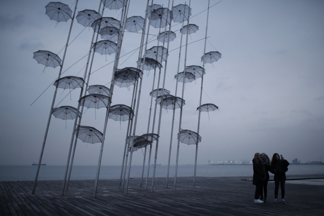 «Ξηλώνονται» για επισκευή «Ομπρέλες» του Ζογγολόπουλου που έχουν υποστεί φθορές στη Θεσσαλονίκη