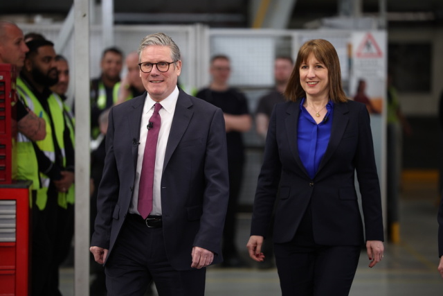 Ο Στάρμερ μελετά «νέες πληροφορίες» για το λάθος της υπουργού Οικονομικών – Της έχει πλήρη εμπιστοσύνη