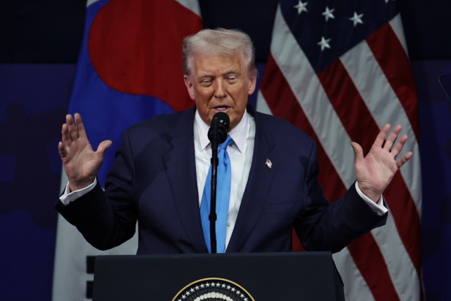 Τραμπ για Ουκρανία: «Μερικές φορές, πρέπει να τους αφήσεις να πολεμήσουν»