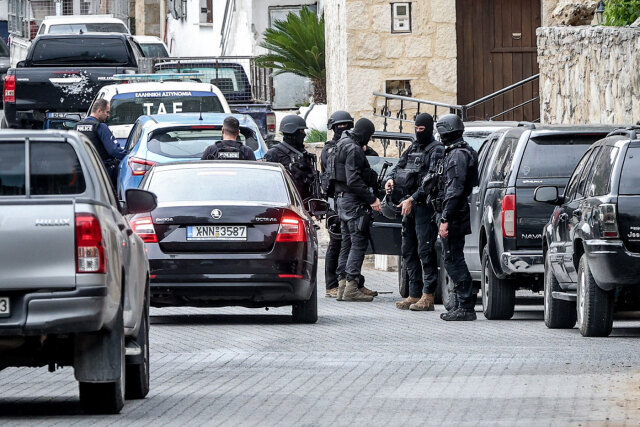 Δείτε βίντεο: Πάνοπλες αστυνομικές δυνάμεις στα Βορίζια Ηρακλείου που θυμίζει χωριό «φάντασμα»