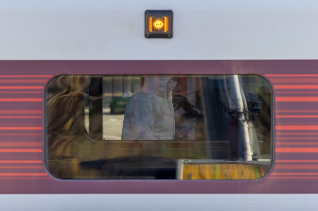 Επίθεση σε τρένο στην Αγγλία: Ήρωας εργαζόμενος έσωσε επιβάτες από τη μανία του δράστη που μαχαίρωσε 11 ανθρώπους - Κόσμος έτρεχε για να σωθε