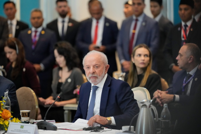 Θα επικοινωνήσω με τον Τραμπ αν κολλήσουν οι διαπραγματεύσεις για τους δασμούς, λέει ο Λούλα