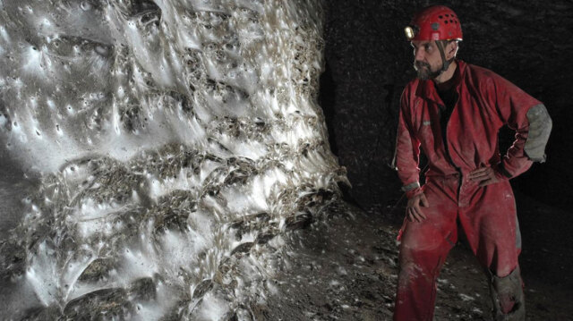 Ο μεγαλύτερος ιστός αράχνης στον κόσμο βρίσκεται σε θειούχο σπήλαιο στα σύνορα Ελλάδας - Αλβανίας, δείτε βίντεο και φωτογραφίες