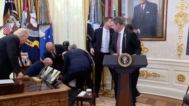 Κατέρρευσε σε live μετάδοση δίπλα στον Τραμπ ηγετικό στέλεχος της Novo Nordisk στη διάρκεια συνέντευξης Τύπου - Δείτε βίντεο