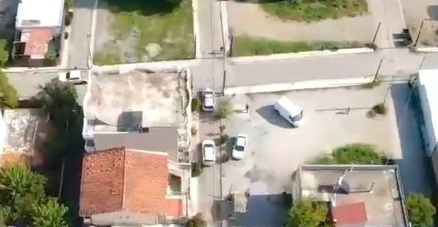 Έφοδος της ΕΛΑΣ σε σπίτια-καταστήματα διακίνησης ναρκωτικών στα Άνω Λιόσια - Δείτε βίντεο από drone