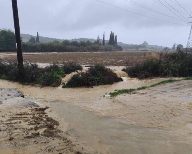 Αγρίνιο: Προβλήματα από τις βροχές - Πλημμύρισαν δρόμοι, μπήκαν νερά σε σπίτια, δείτε βίντεο