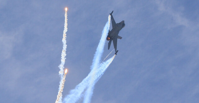 Εντυπωσιακές εικόνες από την γιορτή της Πολεμικής Αεροπορίας: Ελιγμοί μαχητικών αεροσκαφών, Rafale και F-16