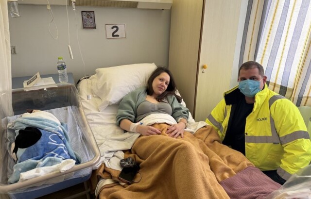 Αρκαδία: Αστυνομικός μετέφερε ετοιμόγεννη σε νοσοκομείο - Το όχημά της είχε εγκλωβιστεί λόγω της κακοκαιρίας