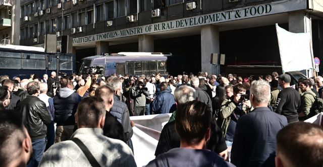 Στο κέντρο της Αθήνας αγρότες και κτηνοτρόφοι - Κατευθύνονται προς τα γραφεία του ΟΠΕΚΕΠΕ