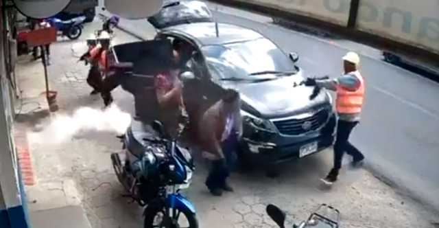 Άγρια δολοφονία στη μέση του δρόμου στη Γουατεμάλα: Εκτελεστές ντυμένοι ως εργάτες σκότωσαν 52χρονο εργολάβο - Δείτε βίντεο