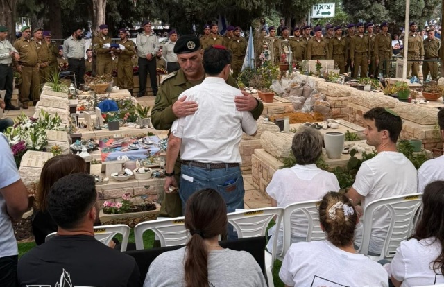 Συγκίνηση στην κηδεία Ισραηλινού στρατιώτη η σορός του οποίου επέστρεψε από τη Γάζα μετά από 11 χρόνια