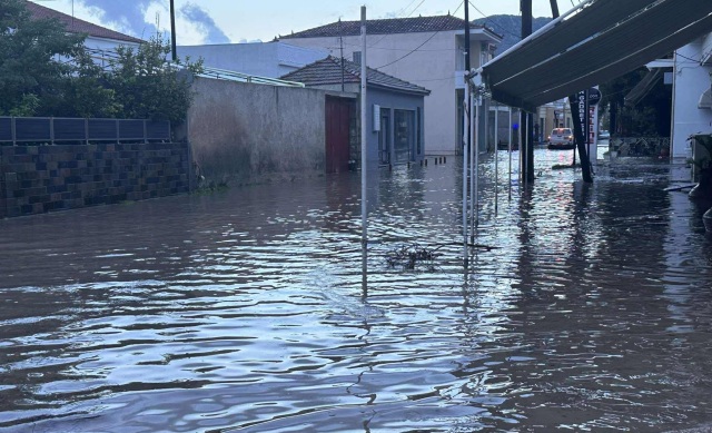 Λέσβος: Προβλήματα από την κακοκαιρία - Πλημμύρισαν δρόμοι και σπίτια σε Καλλονή και Σκάλα, κλειστά τα σχολεία
