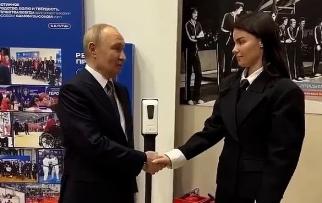 Νέες θεωρίες για την υγεία του Πούτιν - Οι διογκωμένες φλέβες στη διάρκεια χειραψίας, δείτε βίντεο