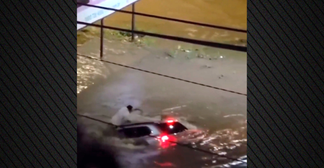 Άνδρας στη Βραζιλία προσπαθεί να σωθεί από πλημμύρα αλλά βυθίζεται μαζί με το αυτοκίνητό του - Δείτε βίντεο