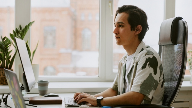 Eρευνα: Μόνο το 20% των νέων στην Ελλάδα ζουν μόνοι τους - Χαμηλοί οι μισθοί της Gen Z