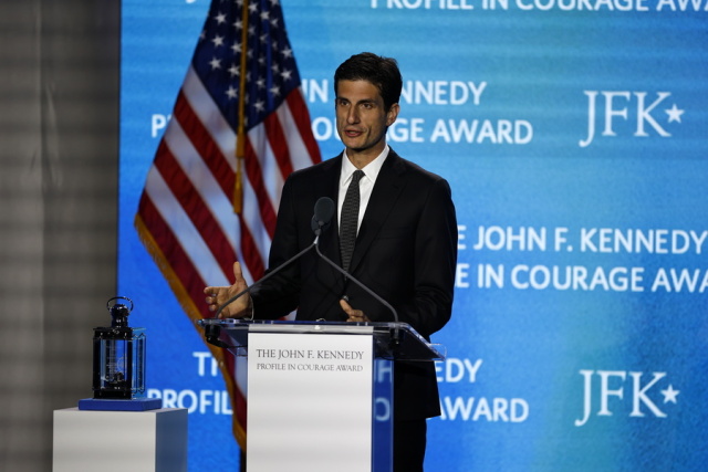 Ο εγγονός του JFK θα είναι υποψήφιος για το Κογκρέσο - «Τελευταία ευκαιρία να σταματήσουμε τον Τραμπ»