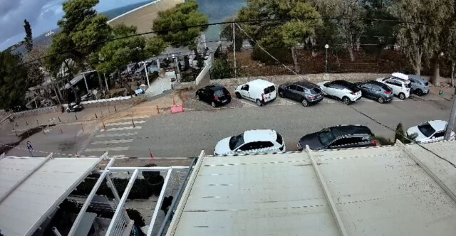 Η στιγμή που ο άνεμος ξηλώνει σκέπαστρο εστιατορίου στο Καβούρι - Δείτε βίντεο