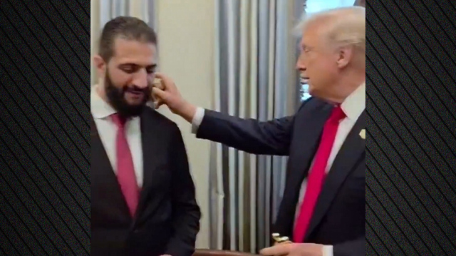 Ο Τραμπ ψέκασε τον Αλ-Σαράα με άρωμα και τον ρωτούσε... πόσες γυναίκες έχει – Δείτε βίντεο