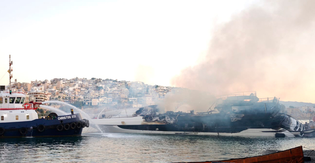 Μαρίνα Ζέας: Από ξύλινο ιστιοφόρο ξεκίνησε η φωτιά που έκαψε και βύθισε 4 σκάφη - Δείτε φωτογραφίες και βίντεο