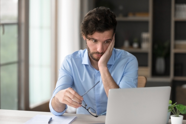 Ποια είναι η Γενιά Ζ που μένει ακόμα στο πατρικό και νιώθει εξουθενωμένη από τη δουλειά