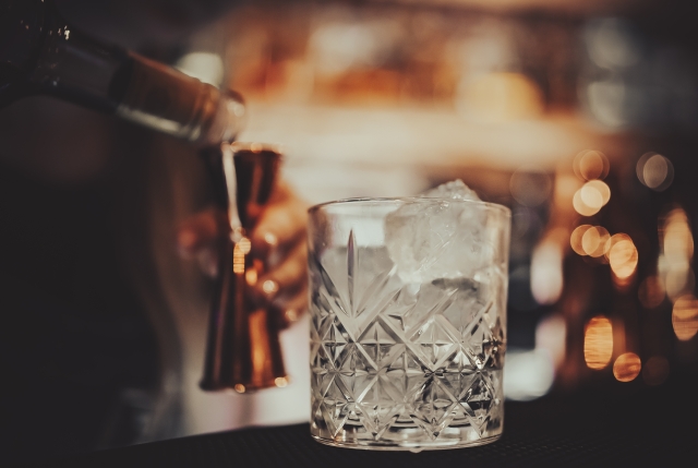 Το Δικαστήριο της ΕΕ αποφάσισε: Η ονομασία «τζιν» επιτρέπεται μόνο σε ποτά με αλκοόλ