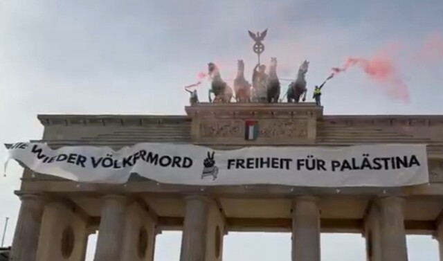 Ακτιβιστές με ανυψωτικό μηχάνημα κρέμασαν πανό υπέρ της Παλαιστίνης στην Πύλη του Βρανδεμβούργου - Δείτε βίντεο