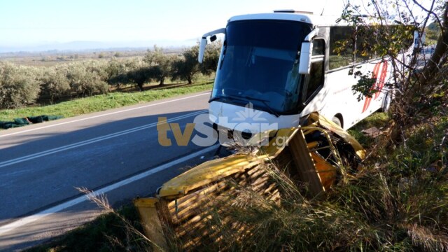 Σύγκρουση λεωφορείου με αγροτικό έξω από την Αλίαρτο - Δύο τραυματίες, δείτε φωτογραφίες