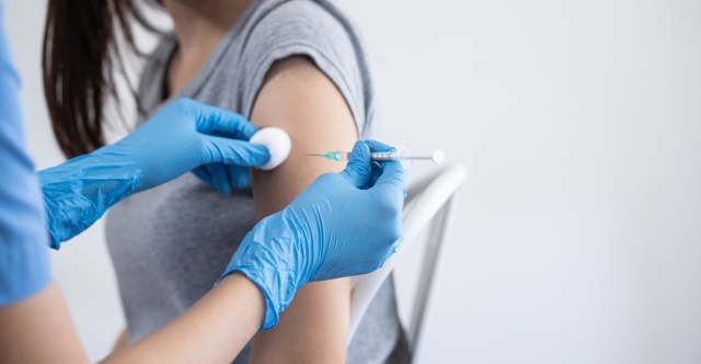 Υψηλή μεταδοτικότητα και βαρύτερη νόσηση αναμένεται φέτος για τη γρίπη – Αναγκαίος ο εμβολιασμός, λένε οι ειδικοί